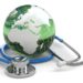 Un stéthoscope entourant une planète verte